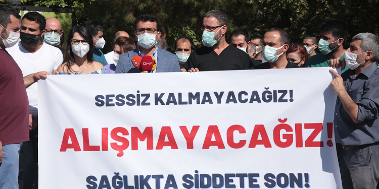 Sağlık örgütleri doktora şiddeti protesto etti Sağlık örgütleri doktora şiddeti protesto etti