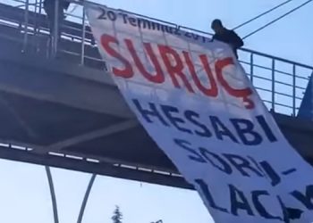 SGDF üyeleri Ankara’da bir üstgeçide pankart astı