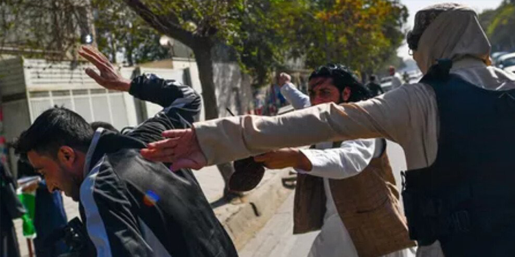 Taliban kadın eylemini takip eden gazetecilere şiddet uyguladı Taliban kadın eylemini takip eden gazetecilere şiddet uyguladı
