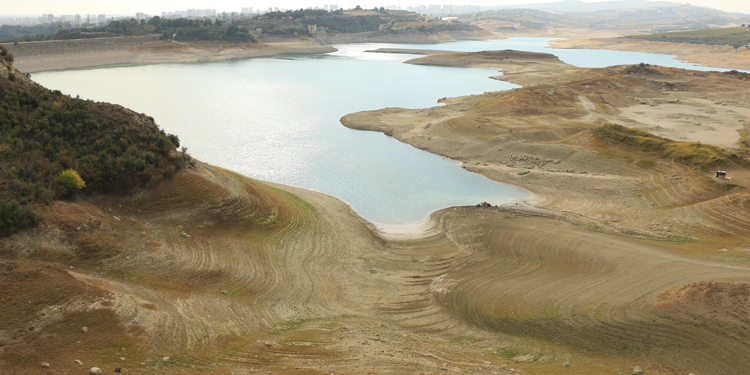 Tarsus’ta susuzluktan kaynaklı çiftçi ekin ekemedi Tarsus’ta susuzluktan kaynaklı çiftçi ekin ekemedi