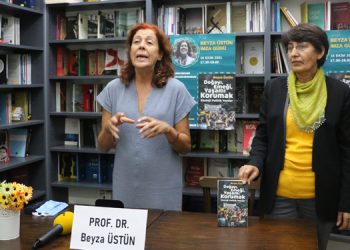 Beyza Üstün kitabını Poyraz adına imzaladı