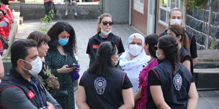 Yazmasına el konulan anne: Kürtlerin renklerine tahammül edemiyorlar Yazmasına el konulan anne: Kürtlerin renklerine tahammül edemiyorlar