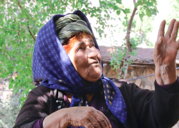 Artık klamlarını tek başına söylüyor