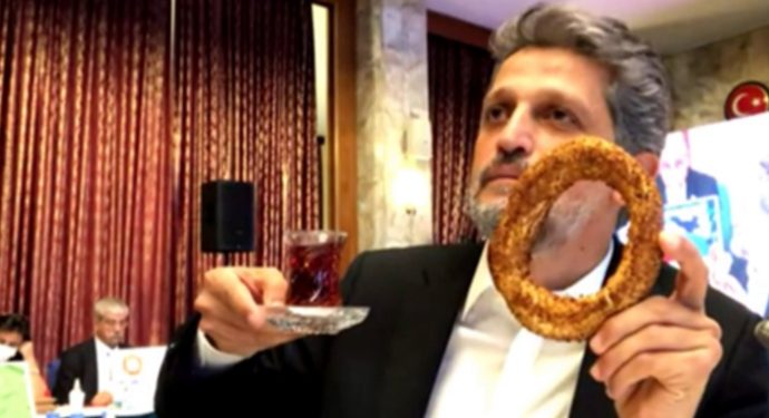 Paylan: Erdoğan’ın hesabına göre üç öğün simit 75 TL Paylan: Erdoğan’ın hesabına göre üç öğün simit 75 TL