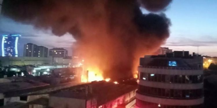 Avcılar’da iplik fabrikasında yangın