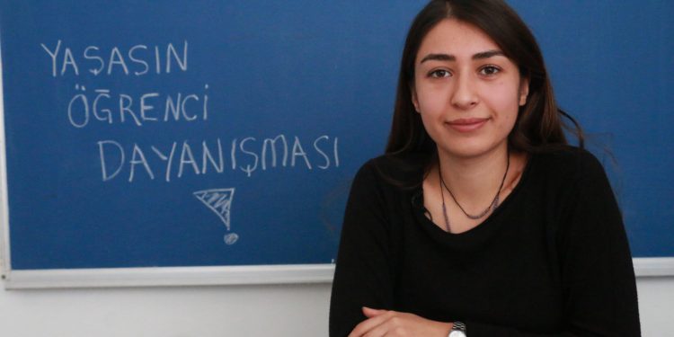 Öğrenciler geçinmek için çalışmak zorunda Öğrenciler geçinmek için çalışmak zorunda