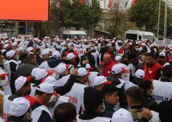 Grevdeki işçiler Bakırköy Belediyesi’ni TİS’i imzalamaya çağırdı