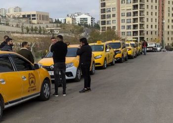 Taksiciler yakıt zammına karşı kontak kapattı