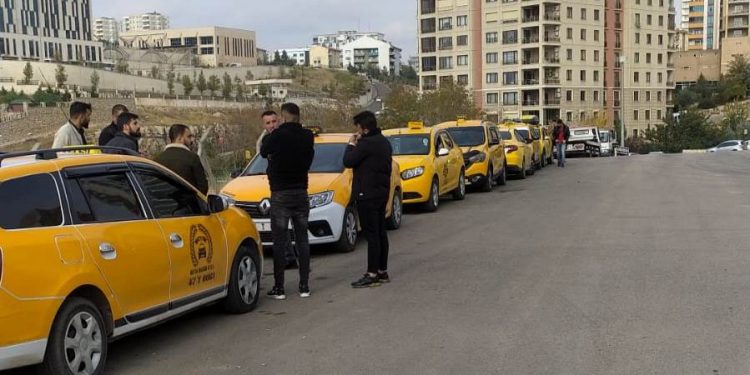 Taksiciler yakıt zammına karşı kontak kapattı
