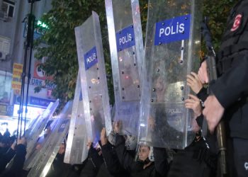 İhraç protestos polis kalkanları eşliğinde yapıldı
