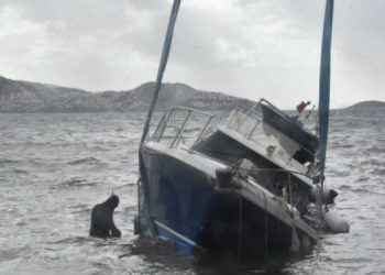 Bodrum’da fırtına: 1 tekne karaya oturdu, iskeleler yerinden söküldü