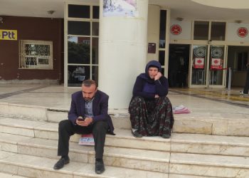 Şenyaşar ailesi nöbeti yeniden adliye merdivenlerine taşıdı