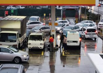 Benzin, otogaz ve motorin zam haberlerinin ardından benzinliklerde kuyruklar oluştu