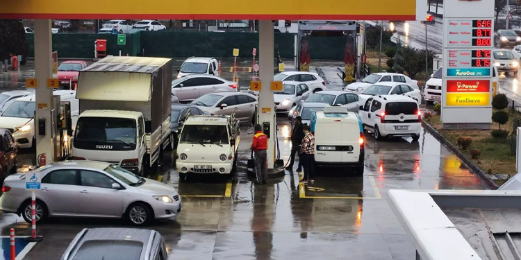 Benzin, otogaz ve motorin zam haberlerinin ardından benzinliklerde kuyruklar oluştu Benzin, otogaz ve motorin zam haberlerinin ardından benzinliklerde kuyruklar oluştu