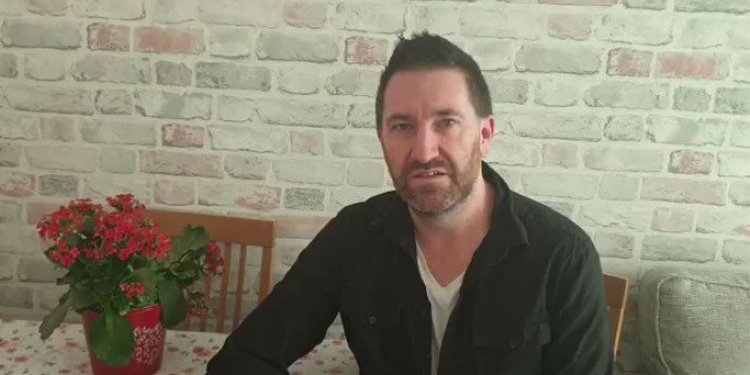 Gazeteci Steve Sweeney gözaltına alındı Gazeteci Steve Sweeney gözaltına alındı