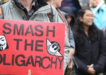 İngiltere’de ‘Guy Fawkes’ gecesi: ‘V for Vendetta’ maskeli protestocular polisle çatıştı