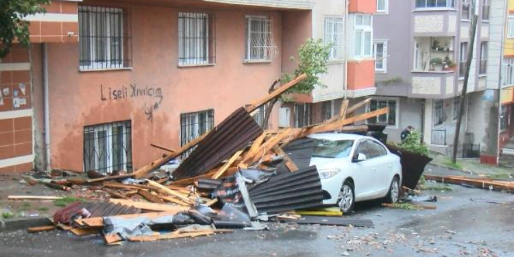 İstanbul’da lodos can aldı: 2 ölü, 9 yaralı İstanbul’da lodos can aldı: 2 ölü, 9 yaralı