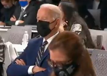 Joe Biden, konferansta gözlerini açık tutamadı