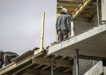 Katar’da maaşlarını alamayan Türkiyeli işçiler: Bizi yıldırmak için elektriği ve yemeğimizi kestiler