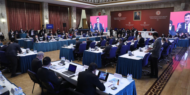 Sarayın harcamalarına tepki AKP’li vekili kızdırdı Sarayın harcamalarına tepki AKP’li vekili kızdırdı