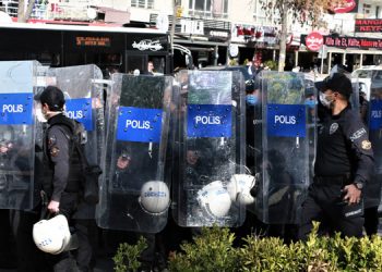 YÖK protestosuna polis müdahalesi