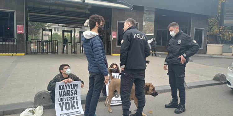 YÖK’ü protesto eden öğrencilere gözaltı YÖK’ü protesto eden öğrencilere gözaltı