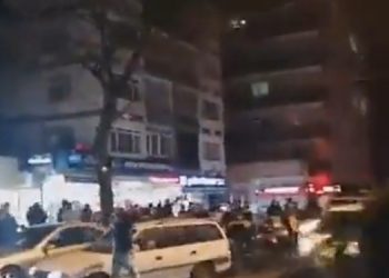 Yurttaşlar sokakta, ”AKP istifa” sloganları atılıyor