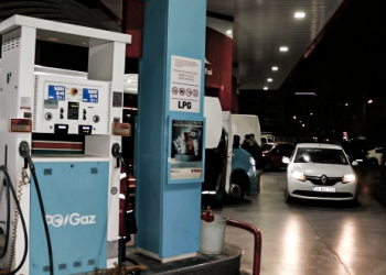 Akaryakıt zammına tepki: Dolar yükseldikçe fakirleşiyoruz