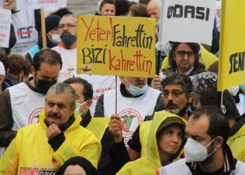 İzmir’de sağlıkçılardan miting: Yönetmeliği geri çekin