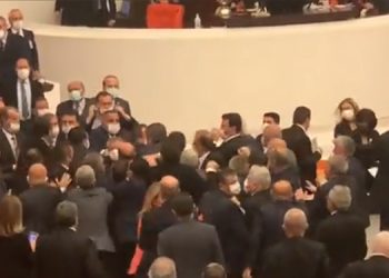 TBMM’deki bütçe görüşmelerinde yumruklar havada uçuştu