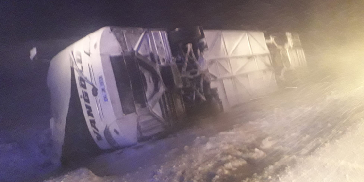 Bitlis’te tipi nedeniyle 2 otobüs devrildi: 35 yaralı Bitlis’te tipi nedeniyle 2 otobüs devrildi: 35 yaralı