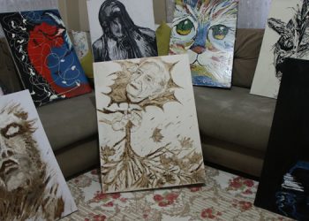 Boya yerine kahve, fırça yerine iğne kullandı