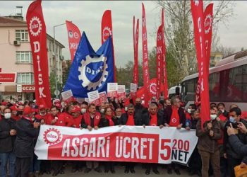 DİSK, asgari ücretin net 5.200 lira olması talebiyle eylem düzenliyor