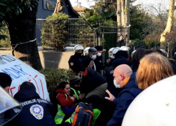 Hakları için direnen işçiler gözaltına alındı