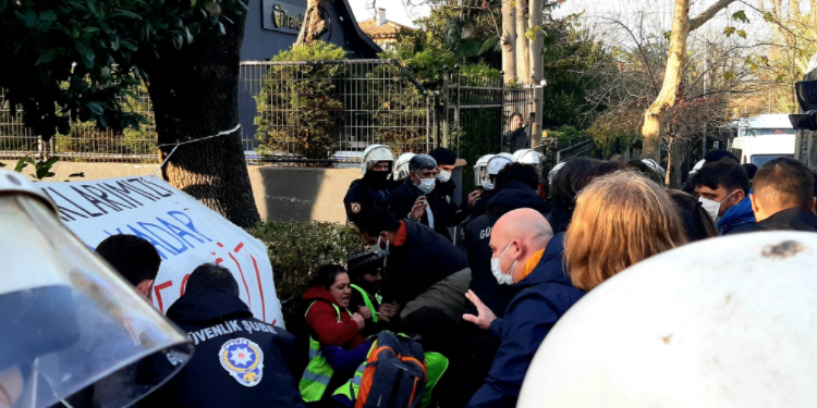 Hakları için direnen işçiler gözaltına alındı Hakları için direnen işçiler gözaltına alındı