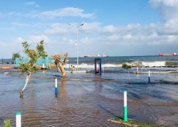 İskenderun’da deniz suyu taştı
