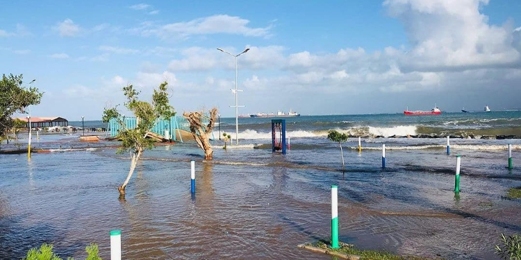 İskenderun’da deniz suyu taştı İskenderun’da deniz suyu taştı