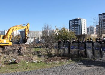 Kayapınar’da tebligattan bir gün sonra yıkım