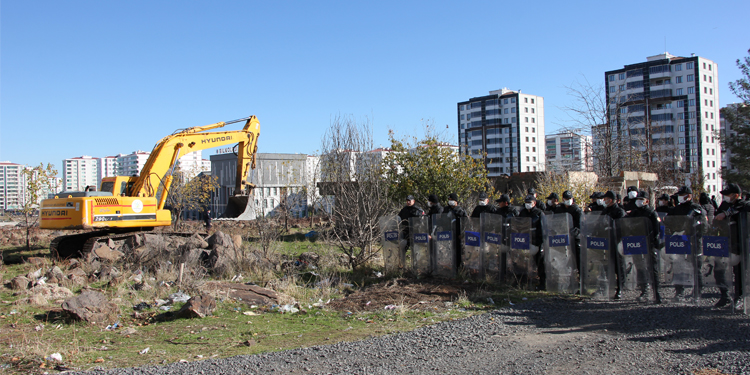 Kayapınar’da tebligattan bir gün sonra yıkım Kayapınar’da tebligattan bir gün sonra yıkım