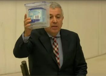 Kilitli bebek maması ile kürsüye çıkan CHP’li Arık: Ben hangi bütçeden bahsedeyim