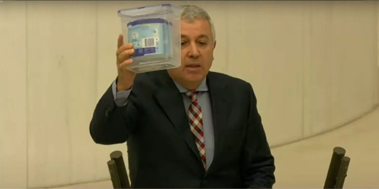 Kilitli bebek maması ile kürsüye çıkan CHP’li Arık: Ben hangi bütçeden bahsedeyim Kilitli bebek maması ile kürsüye çıkan CHP’li Arık: Ben hangi bütçeden bahsedeyim