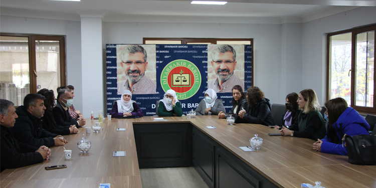 Tutuklu ailelerine ziyaret: Nöbetiniz onurumuzdur Tutuklu ailelerine ziyaret: Nöbetiniz onurumuzdur