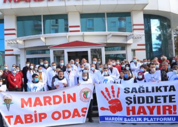 Sağlık emekçileri doktora saldırıyı protesto etti