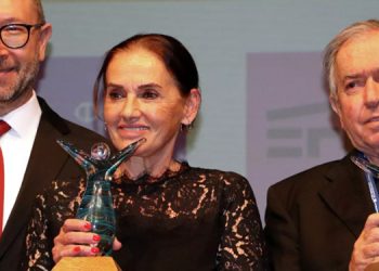 Sanatçı Nur Sürer, Sinema Onur Ödülü’nü Ali İsmail Korkmaz’a adadı