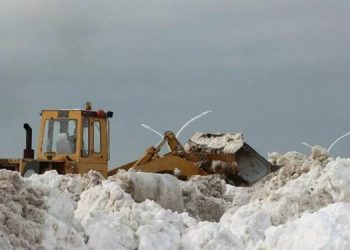 Suyu kuruyan Beyşehir Gölü’ne kamyonlarla kar döküldü