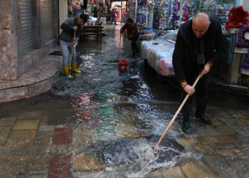 Tarihi Kemeraltı Çarşısı’nı su bastı