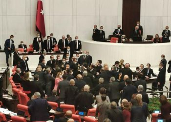 TBMM’deki bütçe görüşmelerinde yumruklu kavga çıktı