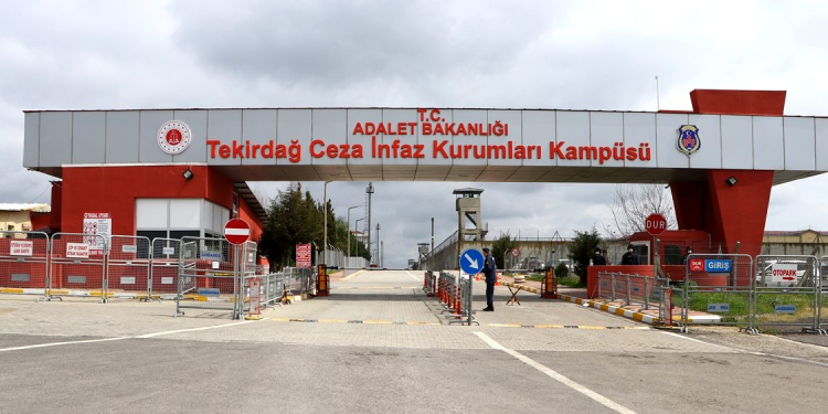 İşkenceyle kafası kırılan tutuklunun dilekçelerine el konuldu İşkenceyle kafası kırılan tutuklunun dilekçelerine el konuldu