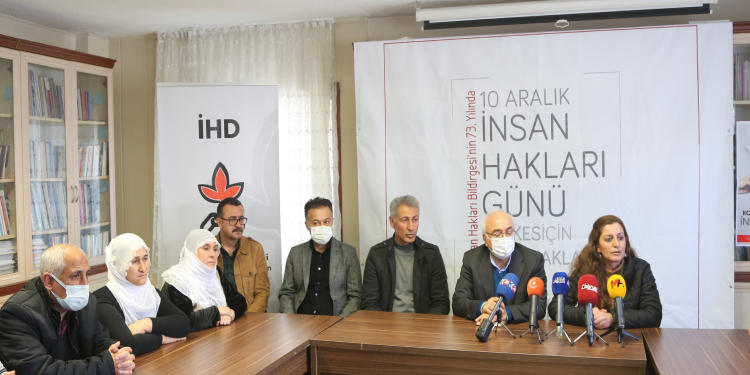 Tutuklu yakınları İHD’de: Çığlığımızı duyun Tutuklu yakınları İHD’de: Çığlığımızı duyun