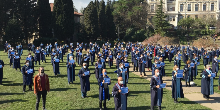 Akademisyenlerden 3 dekan için açıklama Akademisyenlerden 3 dekan için açıklama